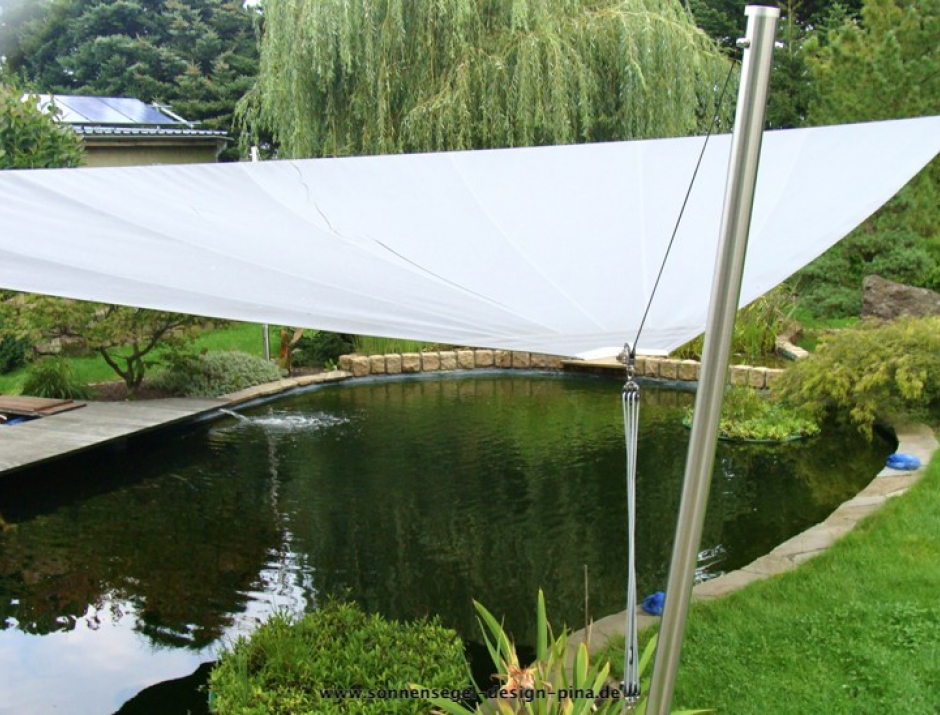 Sonnensegel elektrisch als Sonnenschutz über Koiteich