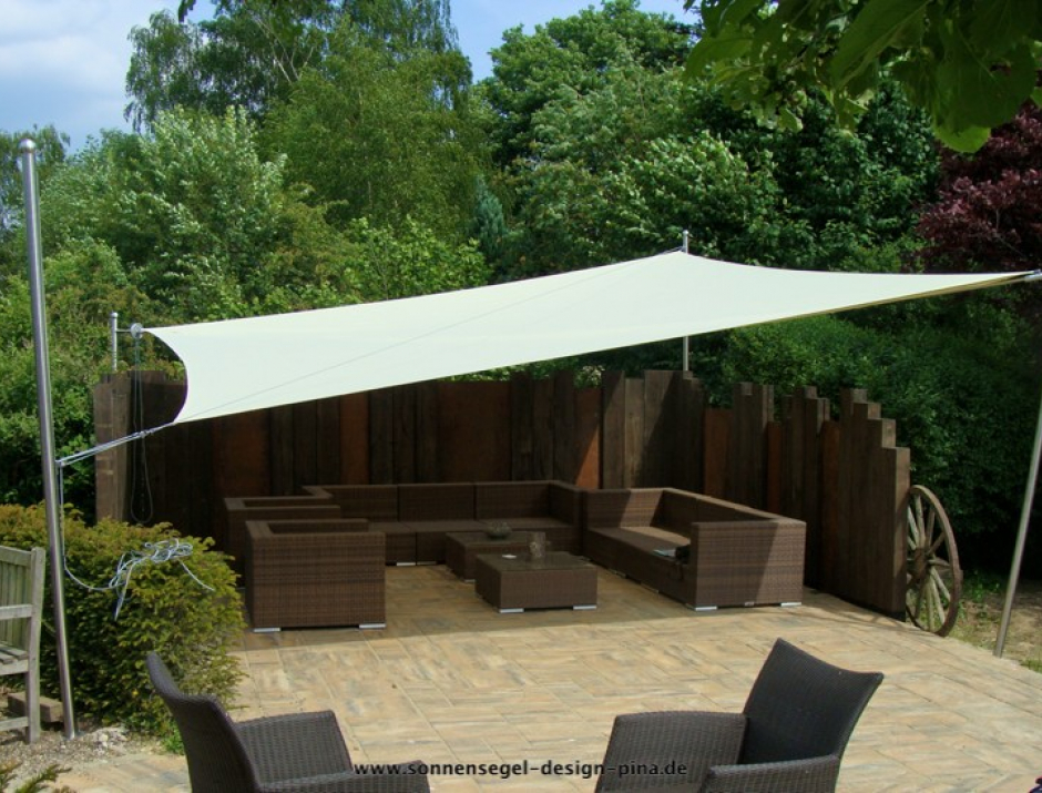 Sonnensegel aufrollbar in manuell auf einer Gartenterrasse