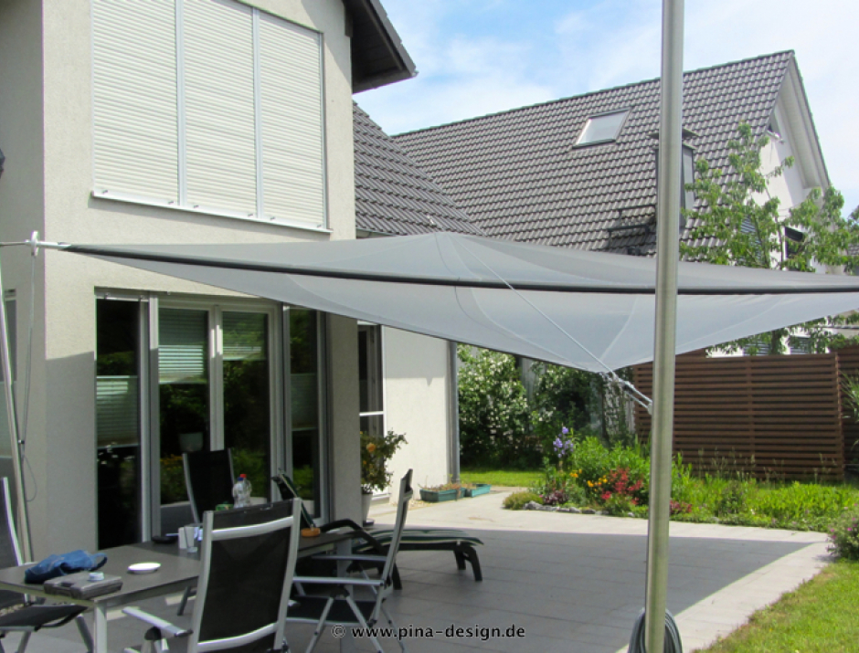 Sonnensegel manuell Hamm 3M / 1W I. Sonnensegel manuell Hamm 3M / 1W I. graues Segel vor einem Haus