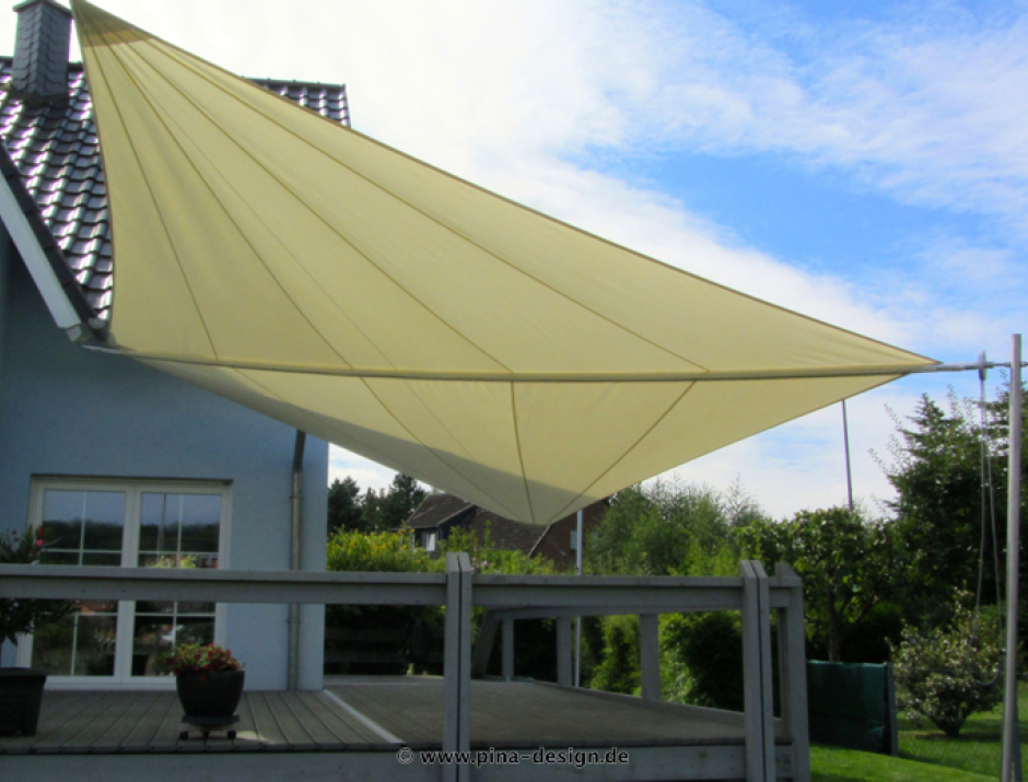 Sonnensegel aufrollbar Baddeckenstedt vor hellblauem Haus mit Terrasse