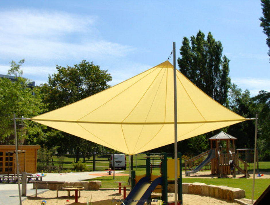 Düsseldorf Kita der "Metro" - Sonnensegel über Spielplatz