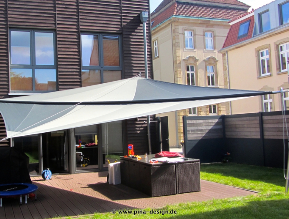 Sonnensegel manuell Recklinghausen 2M / 2W Sonnensegel manuell Recklinghausen 2M / 2W anthrazites Segel vor einem Haus