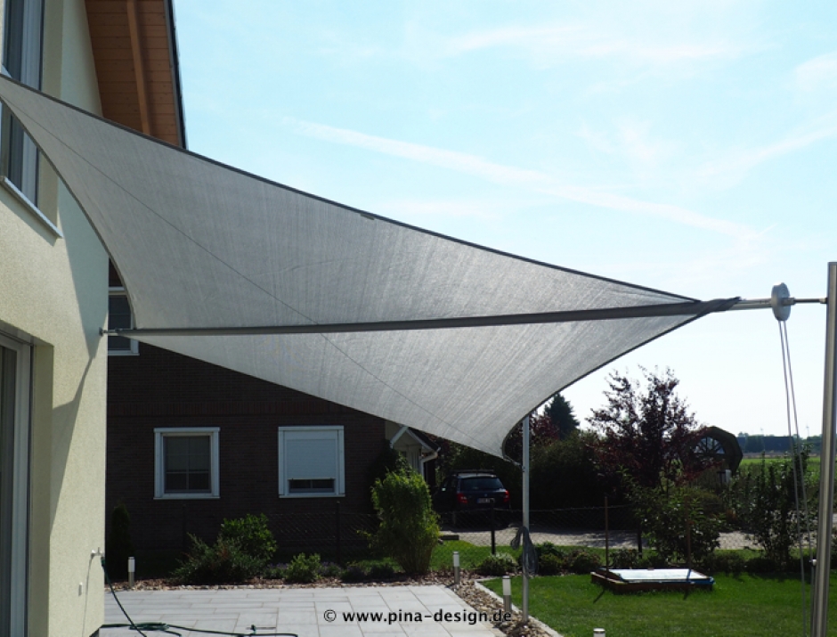 Sonnensegel manuell Uetze 2M / 2W II. Sonnensegel manuell Uetze 2M / 2W II. anthrazites Segel vor einem Haus