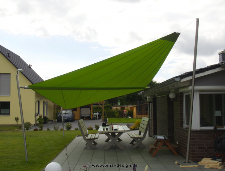 Sonnensegel elektrisch Bodenstedt 3M / 1W II. Sonnensegel elektrisch Bodenstedt 3M / 1W II. grünes Segel vor einem Haus