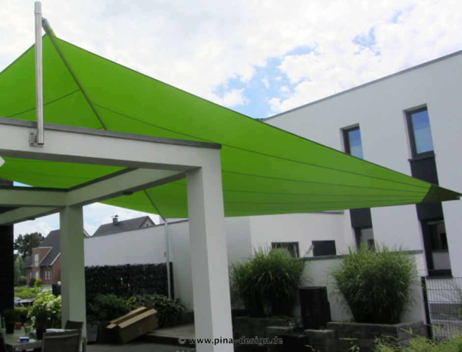 Sonnensegel elektrisch Greven 2M / 1W II. Sonnensegel elektrisch Greven 2M / 2W II. grünes Sonnensegel vor einem weißen Haus
