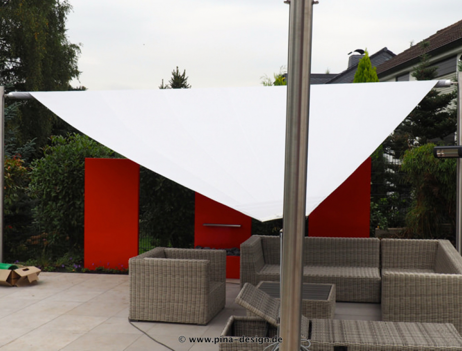 Sonnensegel elektrisch Mettmann 3M II. graues Segel über einer Steinterrasse