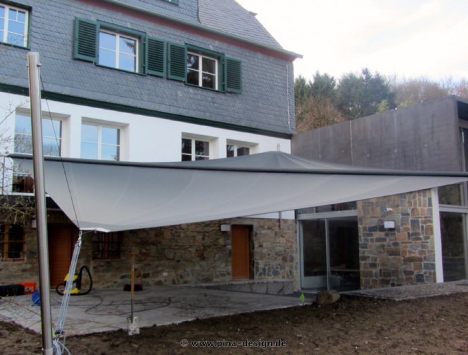 Sonnensegel elektrisch Wiesbaden 3M / 1W anthrazites Segel vor einem Haus