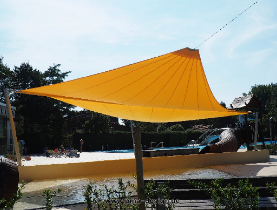 Burgdorf Freibad - Sonnensegel elektrisch Burgdorf Freibad - Sonnensegel elektrisch über Schwimmbecken