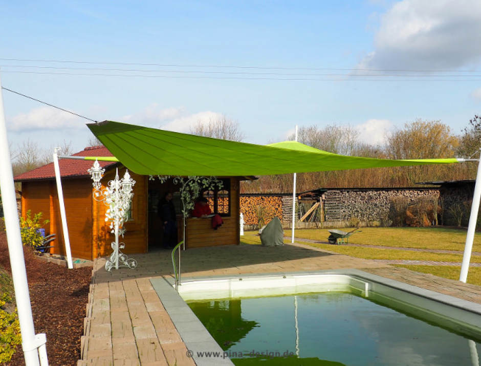 Sonnensegel elektrisch mit weißen Droppole-Masten über Pool/ Gartenterrasse