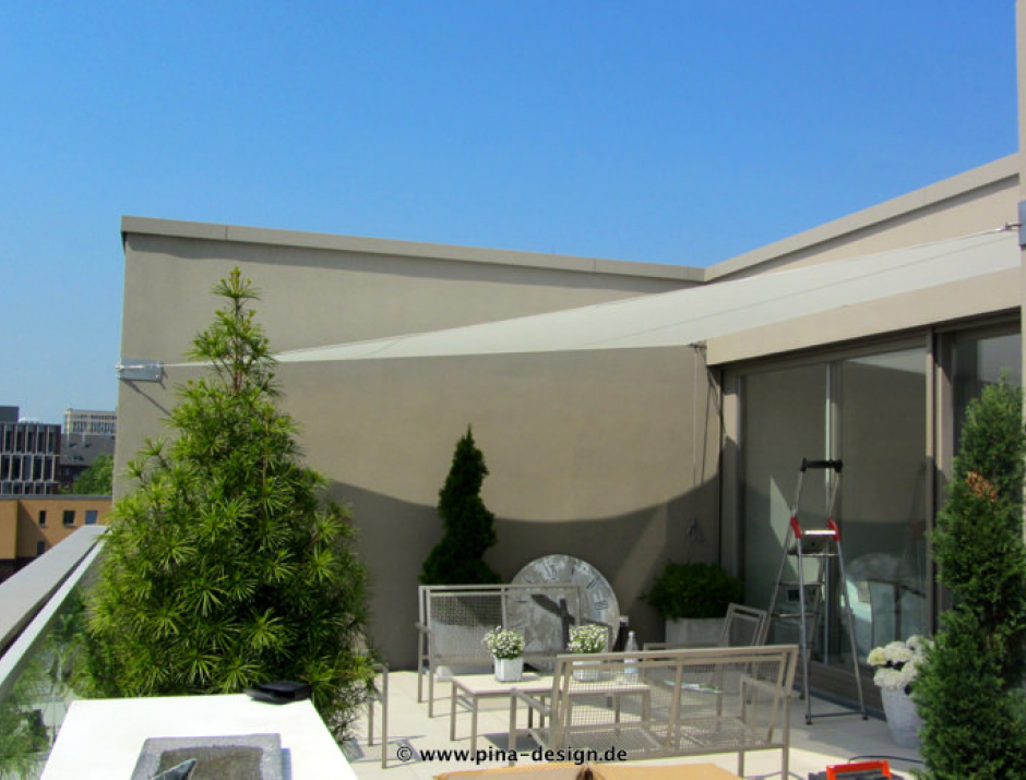 Sonnensegel feststehend Düsseldorf 3W II. Sonnensegel feststehend Düsseldorf II. in elfenbein vor einem Haus