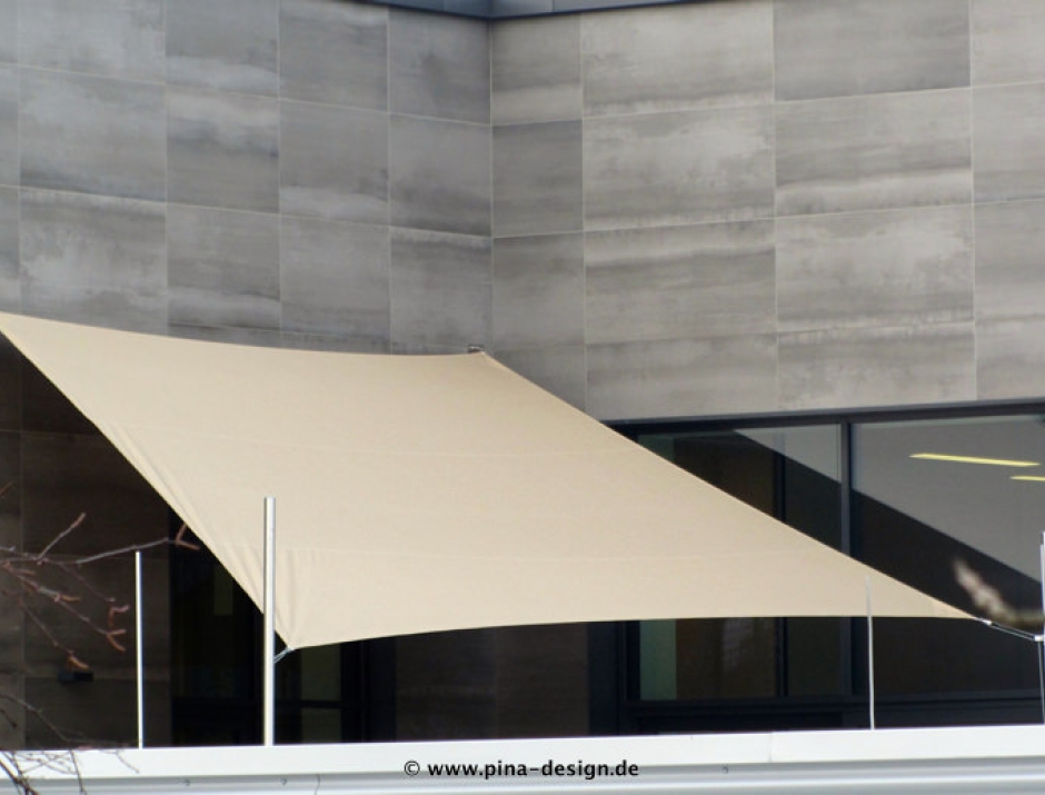 Sonnensegel feststehend Iserlohn 2M / 2W Sonnensegel feststehend Iserlohn 2M / 2W in elfenbein vor einem grauen Haus