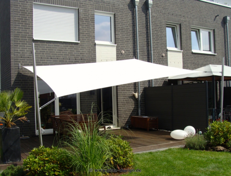 Sonnensegel feststehend Köln 2M / 2W I. Sonnensegel feststehend Köln 2M / 2W I. in elfenbein vor einem grauen Haus