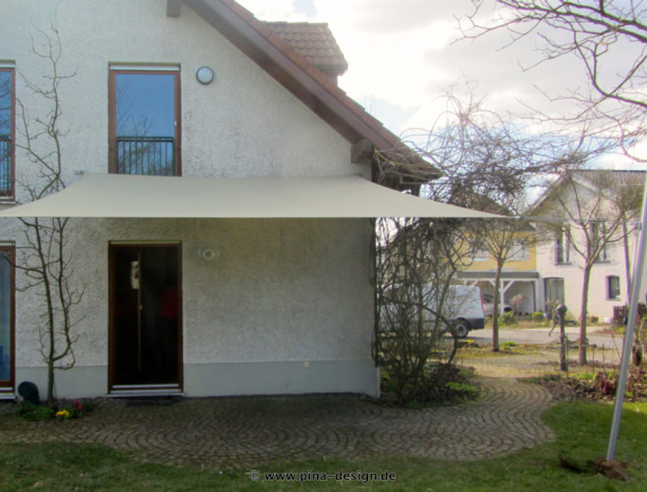 Sonnensegel feststehend Neunkirchen-Seelscheid 2M / 2W in elfenbein vor einem weißen Haus