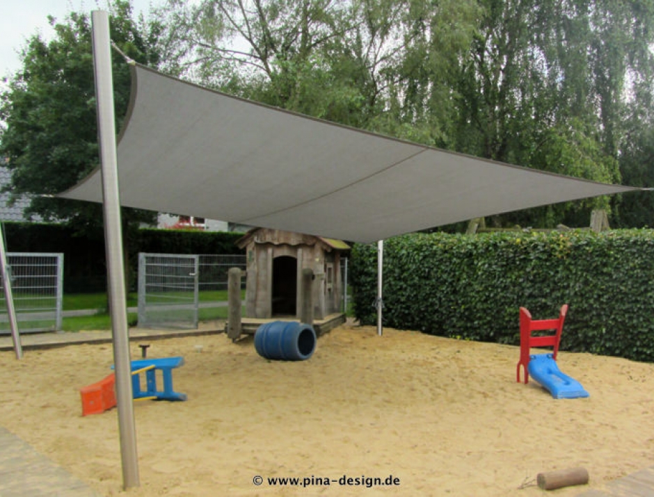 Sonnensegel feststehend Olfen 4M Sonnensegel feststehend Olfen 4M graues Segel über einen Spielplatz