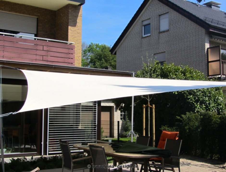 Sonnensegel feststehend Waltrop 4M Sonnensegel feststehend Waltrop 4M weißes Segel über einer Gartenterrasse