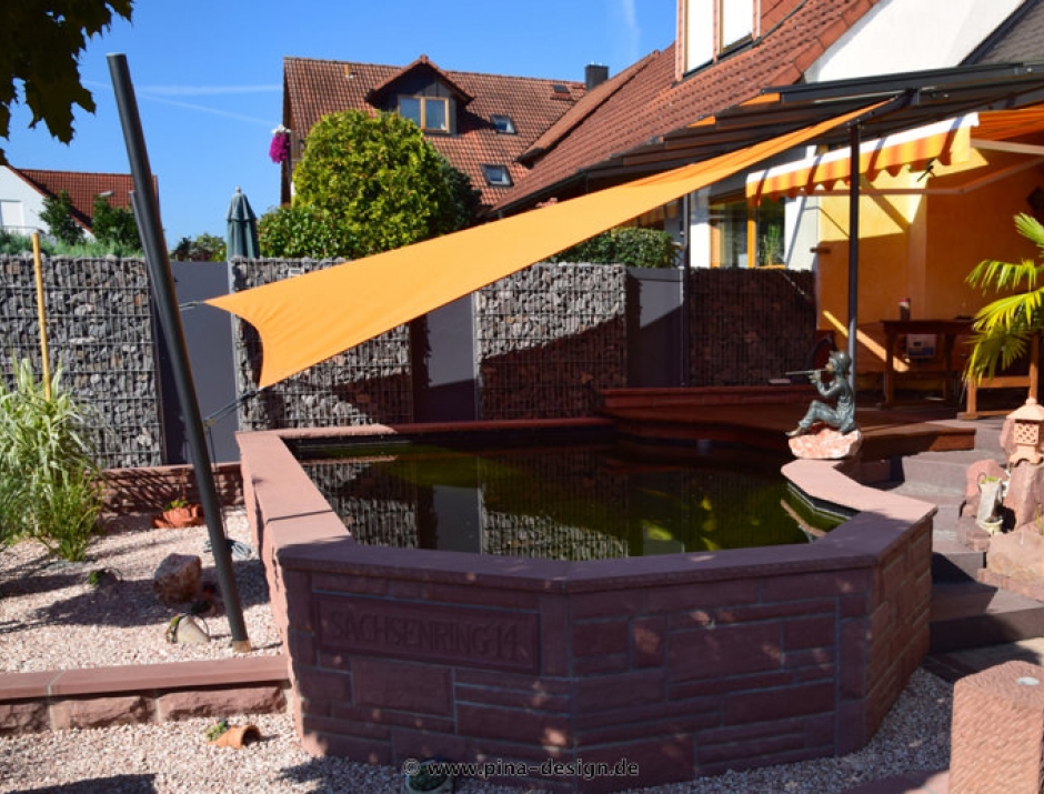 Sonnensegel feststehend Niedernberg 2M / 2W Sonnensegel feststehend Niedernberg 2M / 2W oranges Segel über einen Koiteich