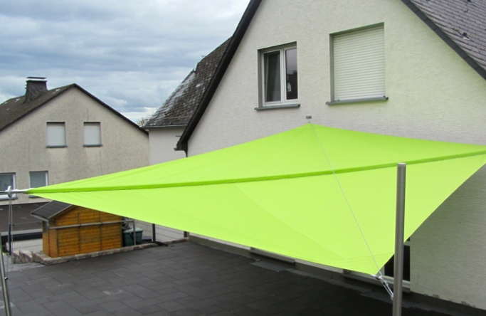 Sonnensegel manuell Rüthen 2M / 2W grünes Segel vor weißen Haus