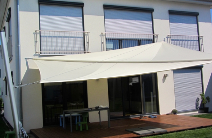 Sonnensegel manuell Hannover 2M / 2W II. Sonnensegel manuell Hannover 2M / 2W II. in elfenbein vor einem Haus