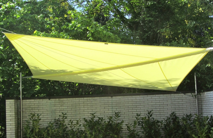 Sonnensegel manuell aufrollbar auf einer Gartenterrasse