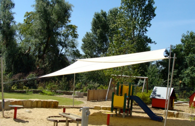 Düsseldorf Kita der "Metro" - Sonnensegel über Spielplatz