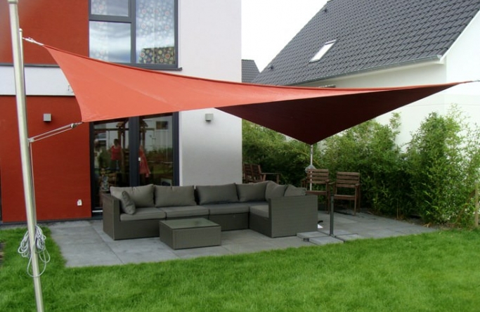 Sonnensegel manuell aufrollbar über einer Sitzecke auf der Hausterrasse .