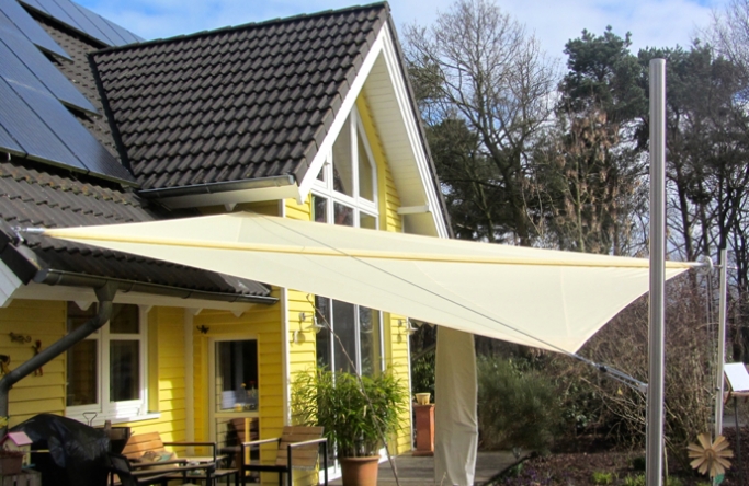 Sonnensegel manuell Osterholz 2M / 2W II. in elfenbein vor gelben Haus
