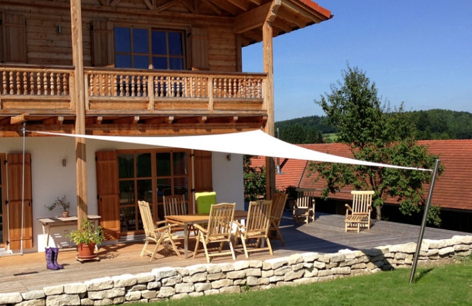 Sonnensegel Sonnensegel an einer Terrasse in Bayern am Holzhaus