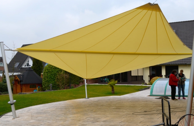 Langenfeld – Sonnensegel freiststehend auf Terrasse in Gelb