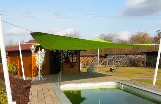 Sonnensegel elektrisch mit weißen Droppole-Masten über Pool/ Gartenterrasse