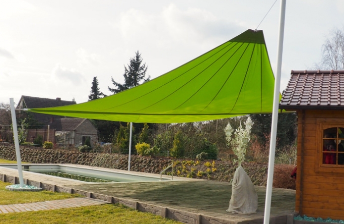 Sonnensegel elektrisch mit weißen Masten über Pool/ Gartenterrasse