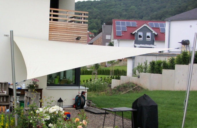 Sonnensegel feststehend Bovenden 2M / 1W Sonnensegel feststehend Bovenden 2M / 1W in elfenbein vor einem Haus