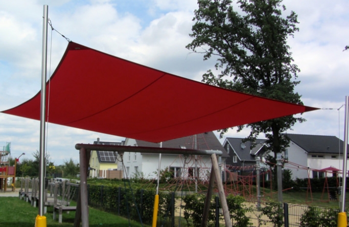 Sonnensegel feststehend Dortmund 4M III. Sonnensegel feststehend Dortmund 4M III. rotes Segel über einen Spielplatz