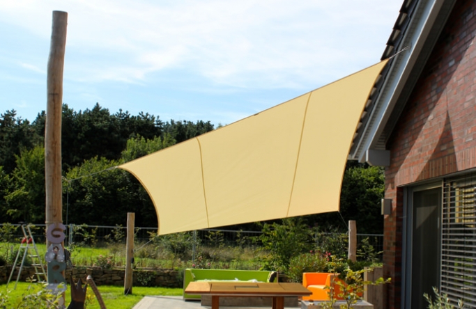 Sonnensegel feststehend Drensteinfurt 3M / 1W IV. Sonnensegel feststehend Drensteinfurt 3M / 1W IV. in champagner vor einem Haus