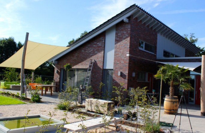 2 Sonnensegel feststehend Drensteinfurt 3M / 1W & 1M / 2W I. 2 Sonnensegel feststehend Drensteinfurt 3M / 1W & 1M / 2W I. in champagner und weiß vor einem Haus