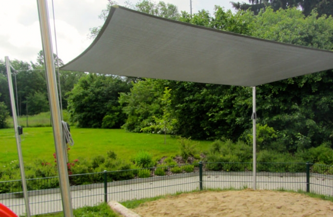 Sonnensegel feststehend Hessisch Lichtenau 4M I. Sonnensegel feststehend Hessisch Lichtenau 4M I. graues Segel über eine Sandkasten