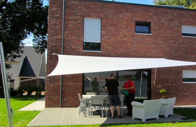 Sonnensegel feststehend Lingen 2M / 2W Sonnensegel feststehend Lingen 2M / 2W graues Segel vor einem Haus