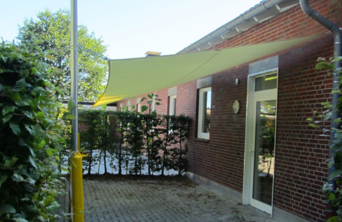 Sonnensegel feststehend Lüdinghausen 2M / 2W Sonnensegel feststehend Lüdinghausen 2M / 2W gelbes Segel vor einem Haus