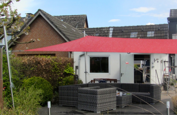 Sonnensegel feststehend Münster 4M III. Sonnensegel feststehend Münster 4M III. rotes Segel über einer Gartenterrasse