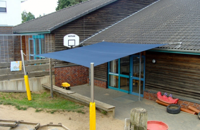 Sonnensegel feststehend Pulheim 2M / 2W I. Sonnensegel feststehend Pulheim 2M / 2W I. blaues Segel vor einem Haus