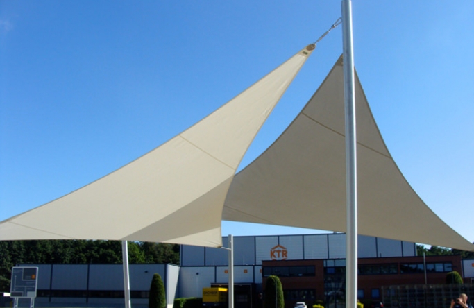 2 Sonnensegel feststehend Rheine 3M I. 2 Sonnensegel feststehend Rheine 3M I. in elfenbei über einer Terrasse