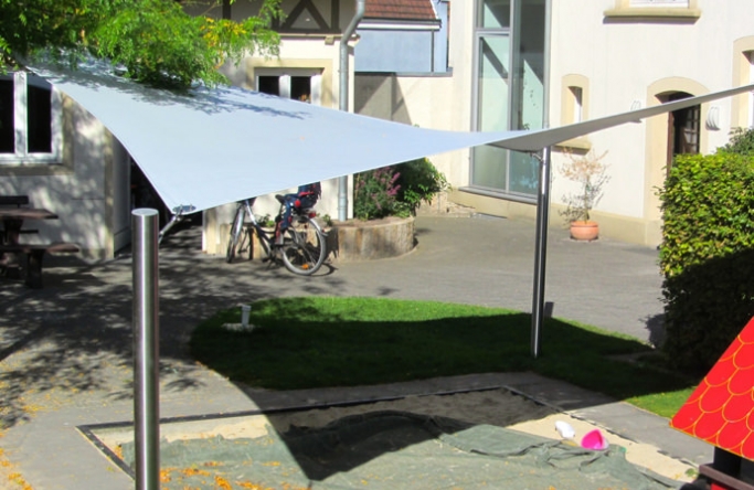 Sonnensegel Ganzjahres-Sonnensegel Ahlen 4M III. Sonnensegel Ganzjahres-Sonnensegel Ahlen M4 III. in champagner über einen Sandkasten