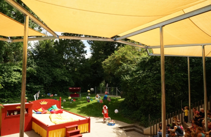 Sonnensegel feststehend Basel 4W I. Sonnensegel feststehend Basel 4M I. gelbe Segel über einer Tribüne