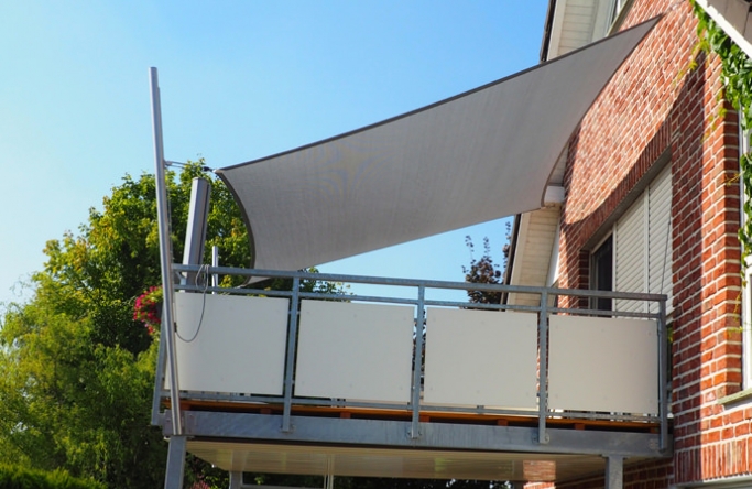 Sonnensegel feststehend Hamm-Uentrop 2M / 2W Sonnensegel feststehend Hamm-Uentrop 2M / 2W graues Segel über einen Balkon