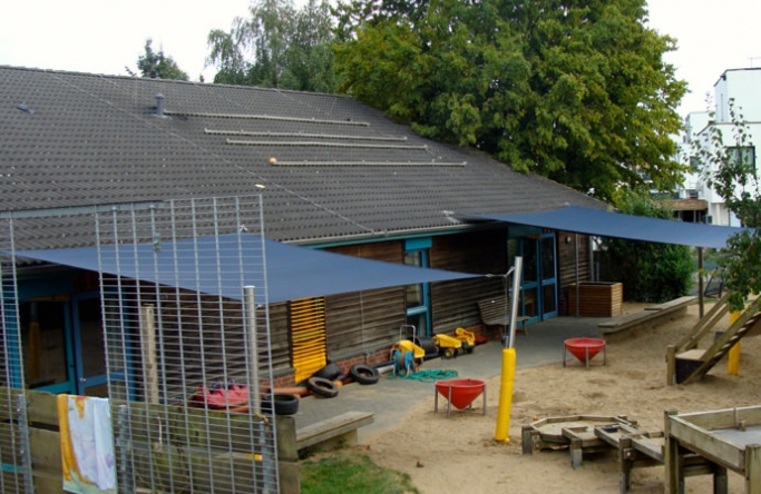 2 Sonnensegel feststehend Pulheim 2M / 2W II. 2 Sonnensegel feststehend Pulheim 2M / 2W II. blaue Segel vor einem Haus