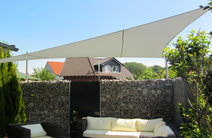 Sonnensegel feststehend Welver 4M Sonnensegel feststehend Welver 4M in elfenbein über einer Gartenterrasse